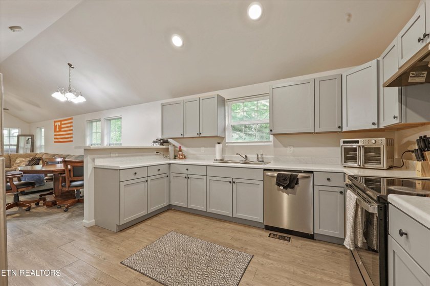 Charming One-Level Living Home - Minutes from UT &amp; Downtown - photo 13