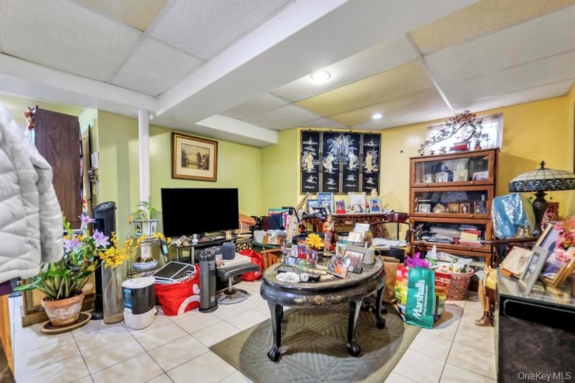 Welcome to 84-20 Charlecote Ridge, a beautifully maintained - photo 32
