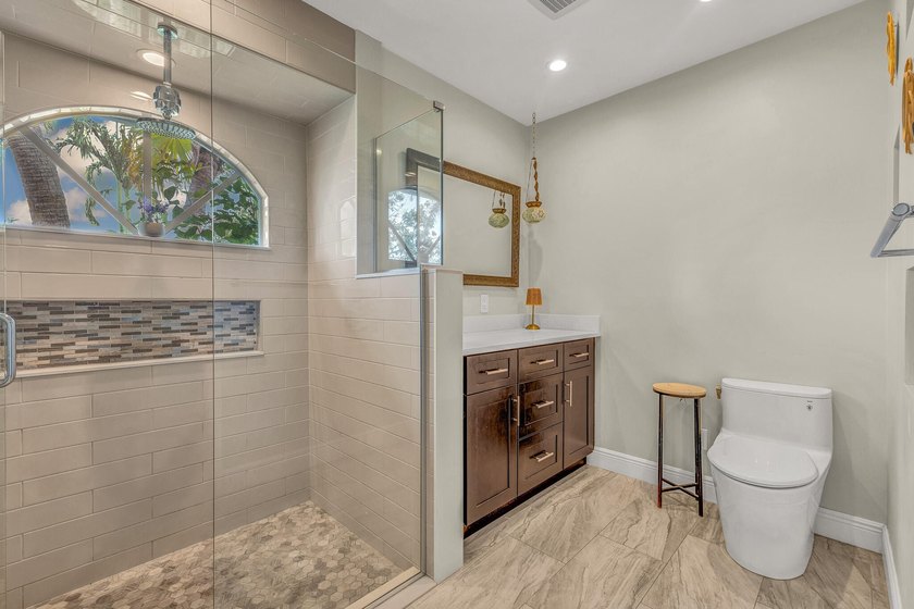 Welcome to your private 1 acre resort oasis! This 6 bedroom, 4 - photo 11