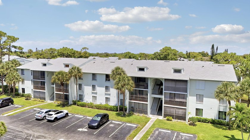 This is the best condo in the gated desirable community of Palm - photo 2