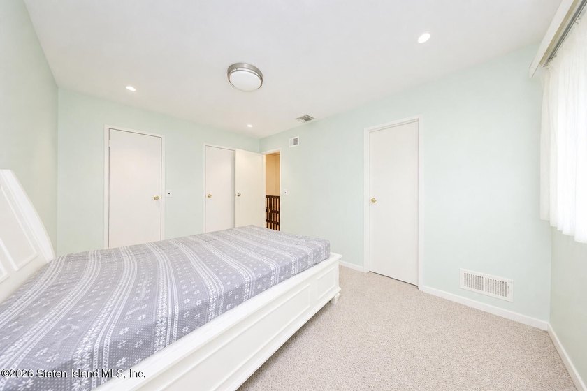 Welcome to 38 Stone Ln, Staten Island, NY 10314 - a - photo 12