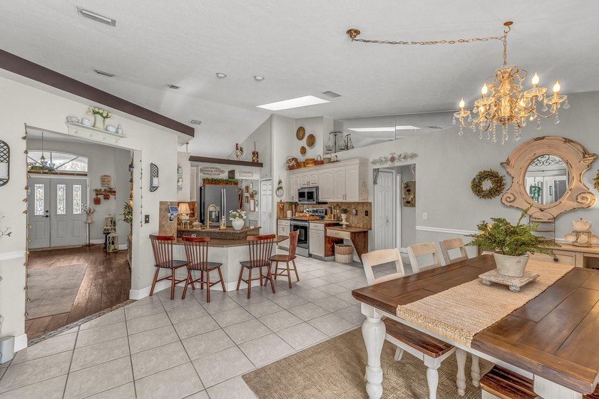 Welcome to your private 1 acre resort oasis! This 6 bedroom, 4 - photo 14