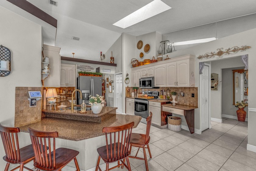 Welcome to your private 1 acre resort oasis! This 6 bedroom, 4 - photo 17