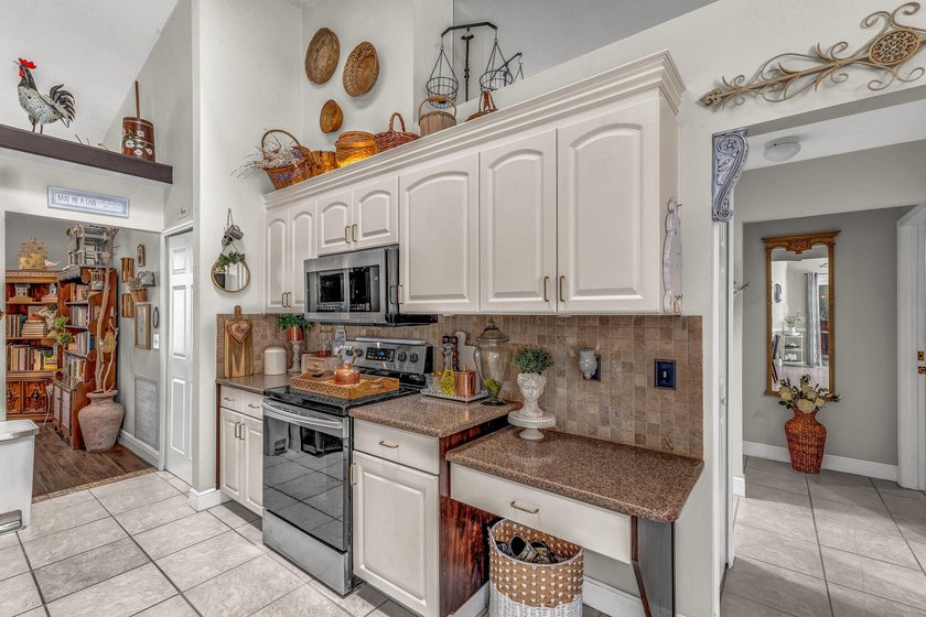 Welcome to your private 1 acre resort oasis! This 6 bedroom, 4 - photo 18