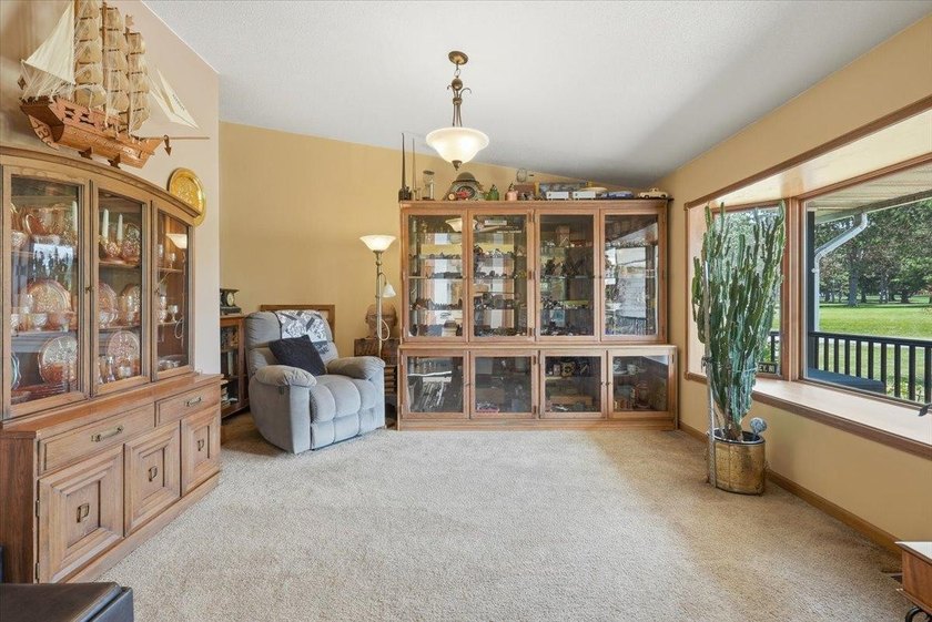 Beautiful 4 bedroom, 3 bath rambler on 1+ acre lot across the - photo 22