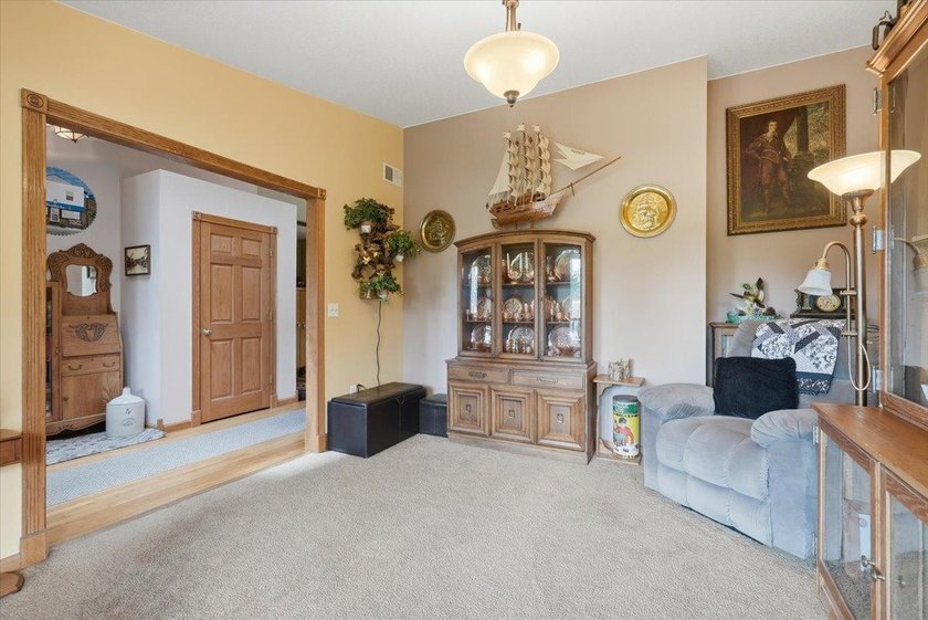 Beautiful 4 bedroom, 3 bath rambler on 1+ acre lot across the - photo 23