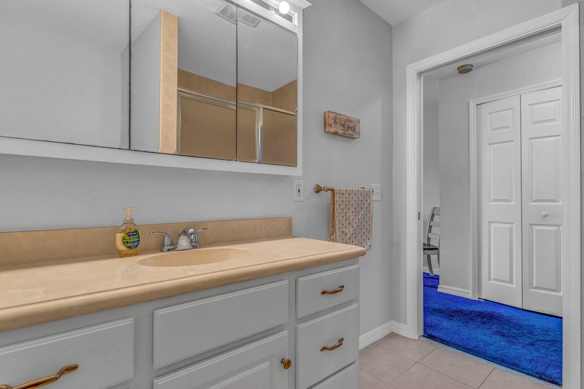 Welcome to your private 1 acre resort oasis! This 6 bedroom, 4 - photo 29