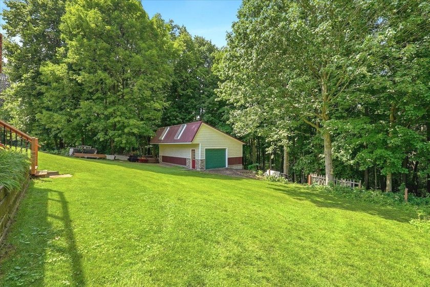 Beautiful 4 bedroom, 3 bath rambler on 1+ acre lot across the - photo 30