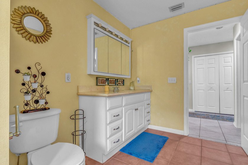 Welcome to your private 1 acre resort oasis! This 6 bedroom, 4 - photo 32
