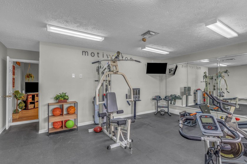 Welcome to your private 1 acre resort oasis! This 6 bedroom, 4 - photo 40