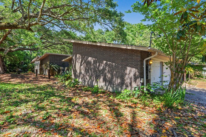 Welcome to this beautiful, spacious, 3-bedroom, 2 bath home in - photo 2