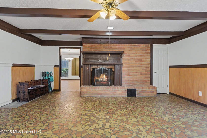 Welcome to this beautiful, spacious, 3-bedroom, 2 bath home in - photo 7