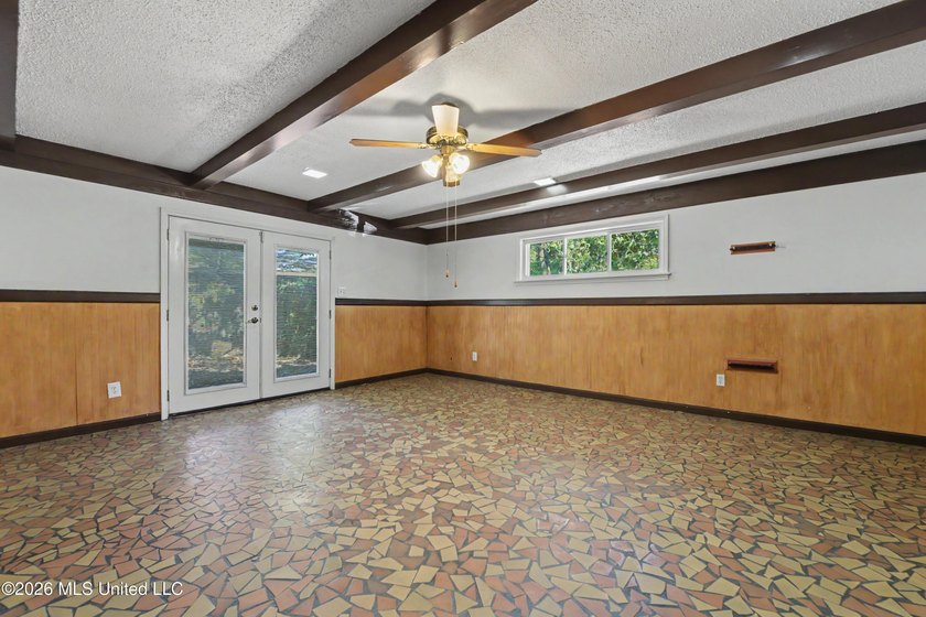 Welcome to this beautiful, spacious, 3-bedroom, 2 bath home in - photo 8