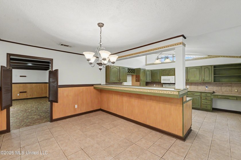 Welcome to this beautiful, spacious, 3-bedroom, 2 bath home in - photo 9