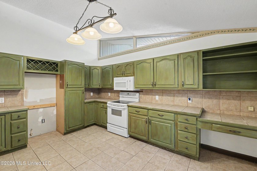 Welcome to this beautiful, spacious, 3-bedroom, 2 bath home in - photo 10