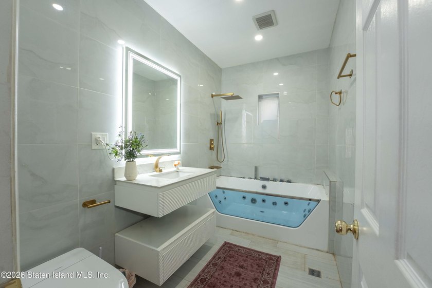 Welcome to this spacious and uniquely designed single-family - photo 27