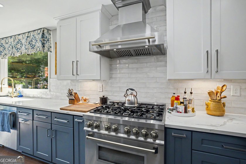 I am excited to feature this exceptional 4-bedroom, 3-bathroom - photo 32