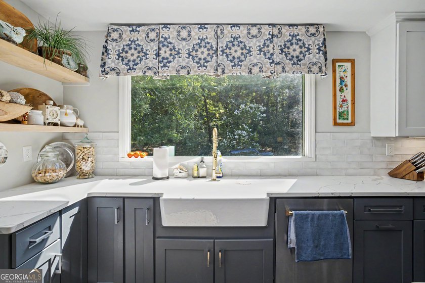 I am excited to feature this exceptional 4-bedroom, 3-bathroom - photo 33
