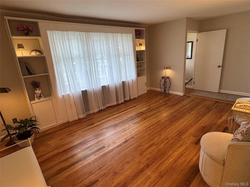 Newly renovated home with a 2nd floor apartment! This cheerful - photo 3