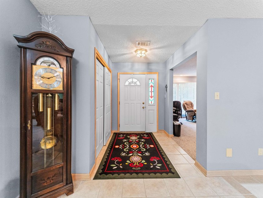 Updated and filled with light! One-level home on a private - photo 4