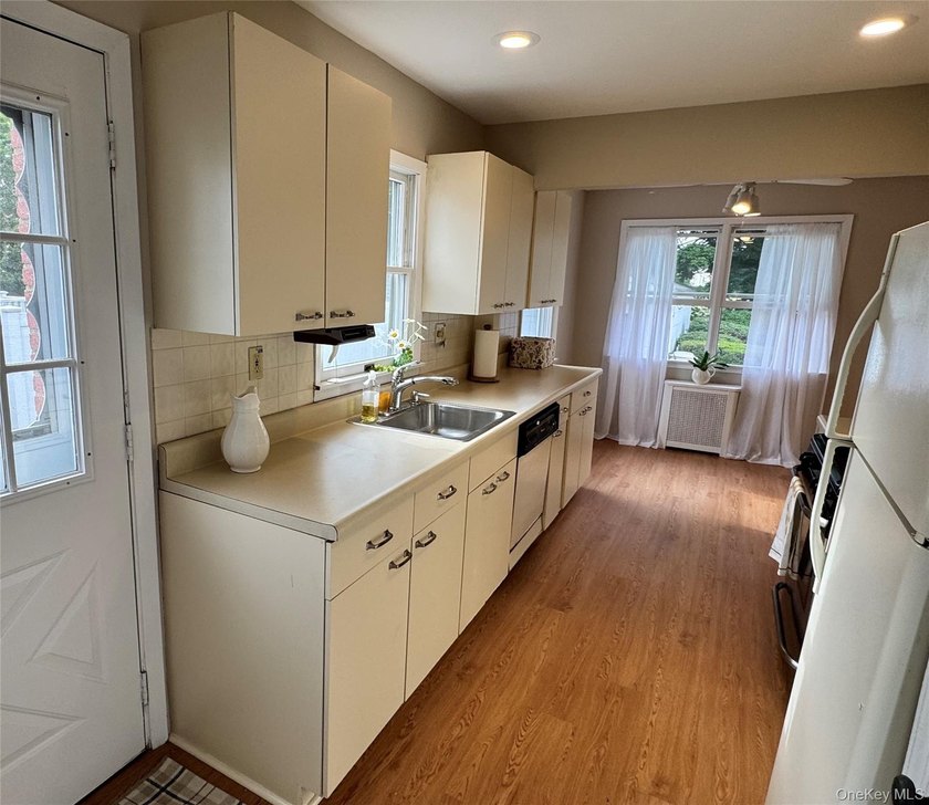 Newly renovated home with a 2nd floor apartment! This cheerful - photo 4