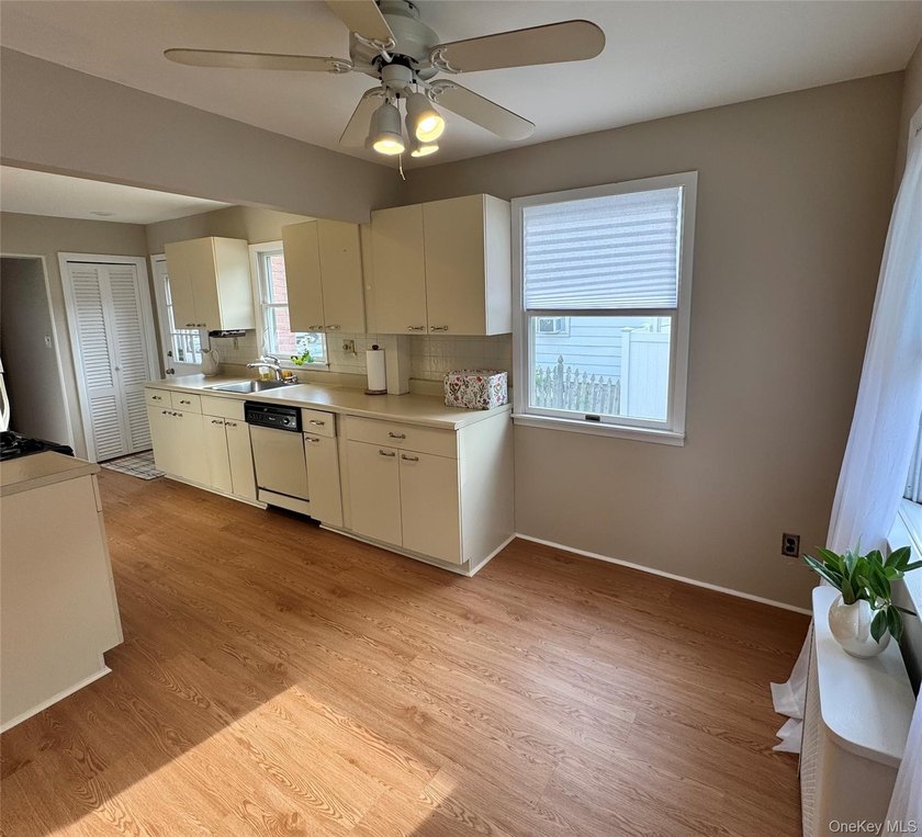 Newly renovated home with a 2nd floor apartment! This cheerful - photo 5