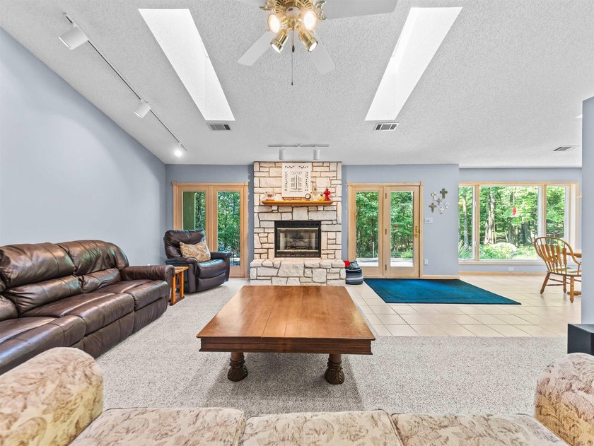 Updated and filled with light! One-level home on a private - photo 8