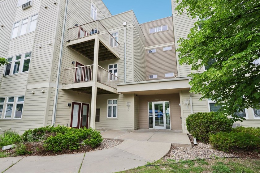 Price Reduced! Midtown Commons Neighborhood! Discover perfect - photo 2