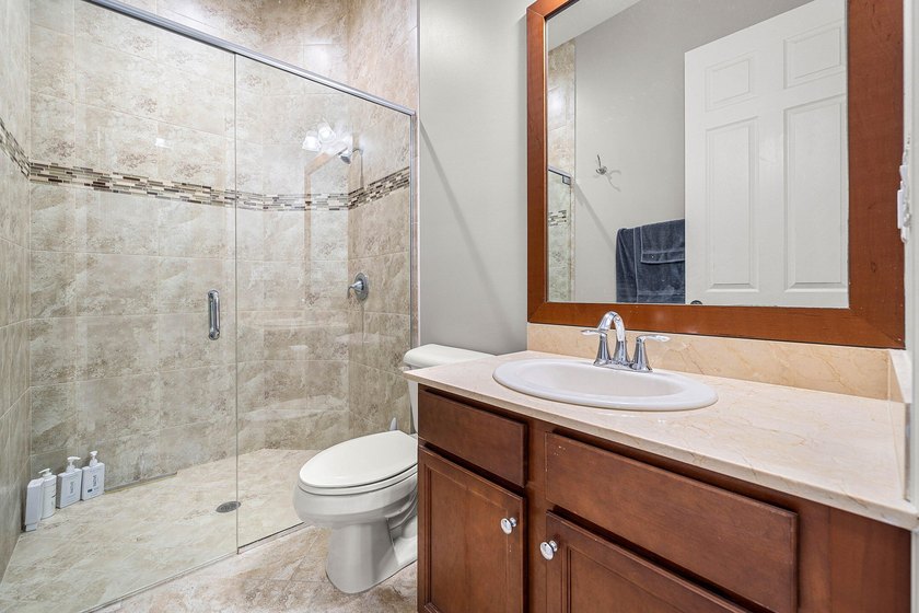 Welcome to this beautifully updated 4-bedroom, 3-bathroom home - photo 18