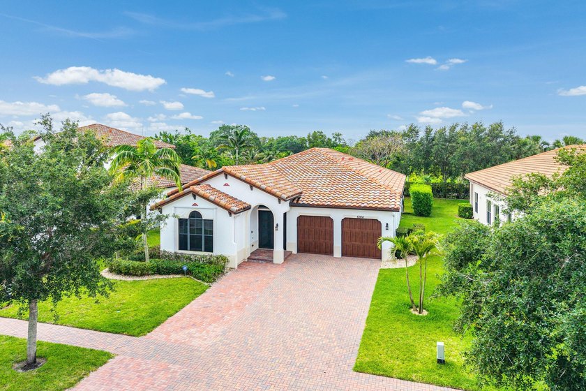 Welcome to this beautifully updated 4-bedroom, 3-bathroom home - photo 27