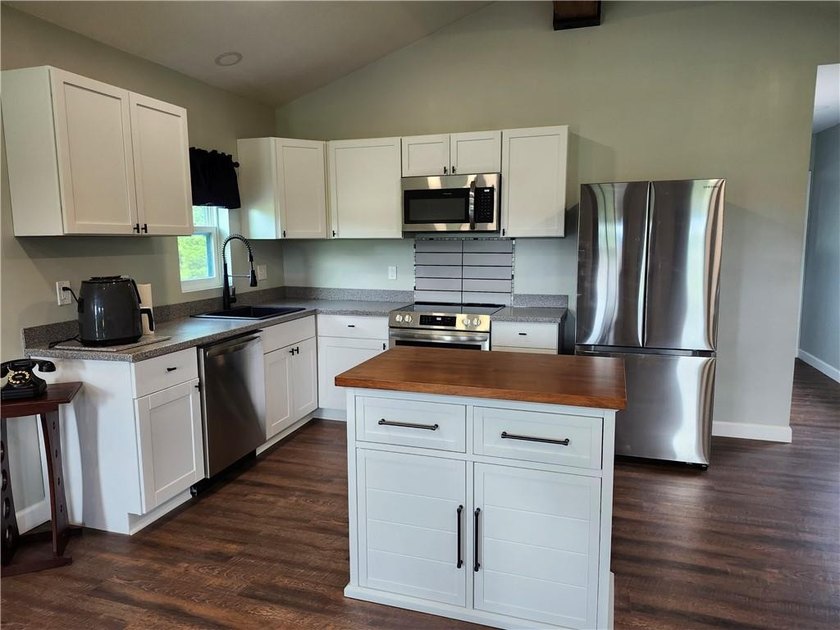 Don't miss this charming brand-new home, perfect for a summer - photo 3