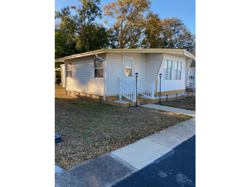 This charming singlewide 2 bedroom, 1 bath home is full of - photo 2