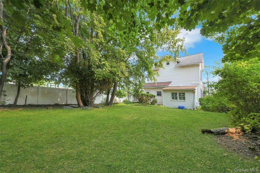 Opportunity knocks! This 1,858 sq. ft. colonial sits on a 0 - photo 2