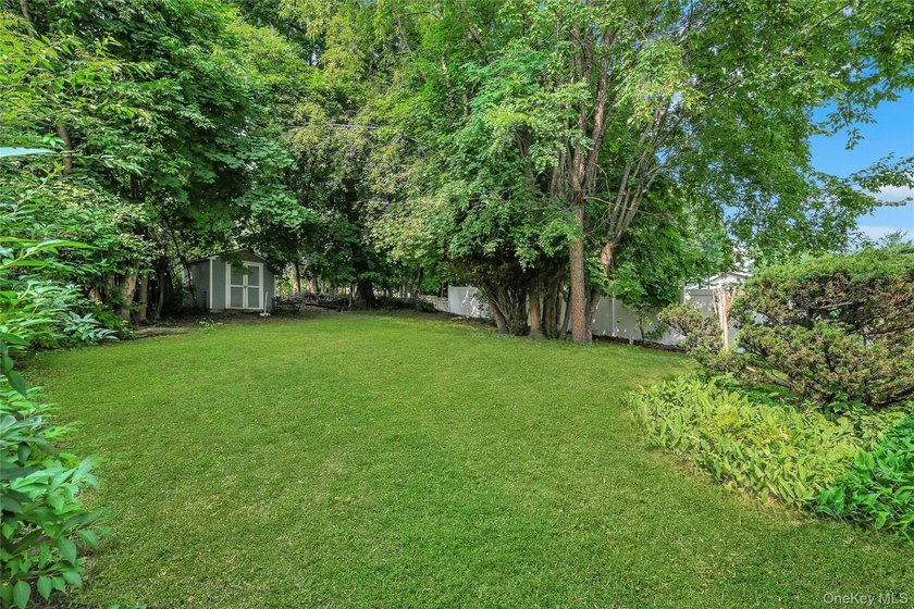 Opportunity knocks! This 1,858 sq. ft. colonial sits on a 0 - photo 3