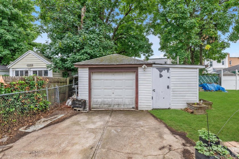 This detached two-family features a 3-bedroom/1-bathroom unit - photo 11