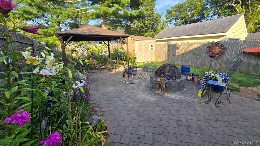 Charming Country Cape Cod home in the Incorporated Village of - photo 4