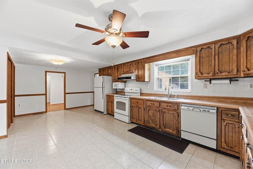 Charming 3 bedroom, 2 bath cottage-style home situated on a - photo 11