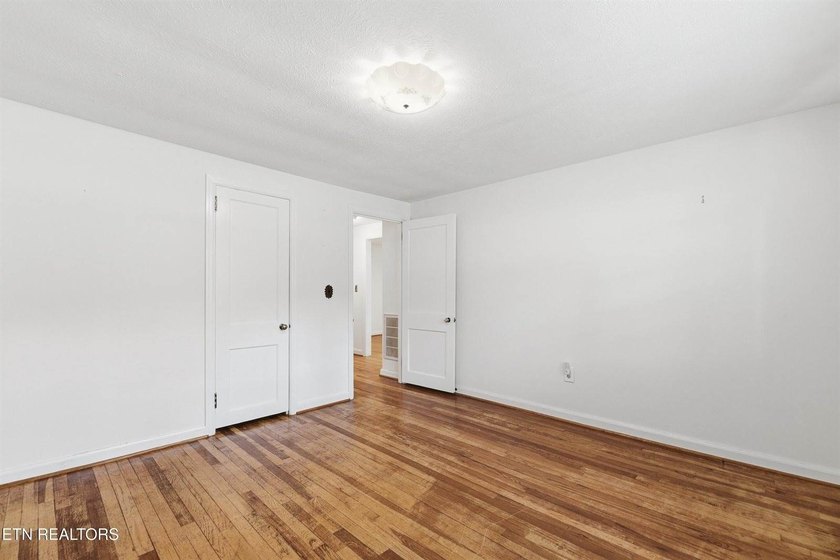 Charming 3 bedroom, 2 bath cottage-style home situated on a - photo 18