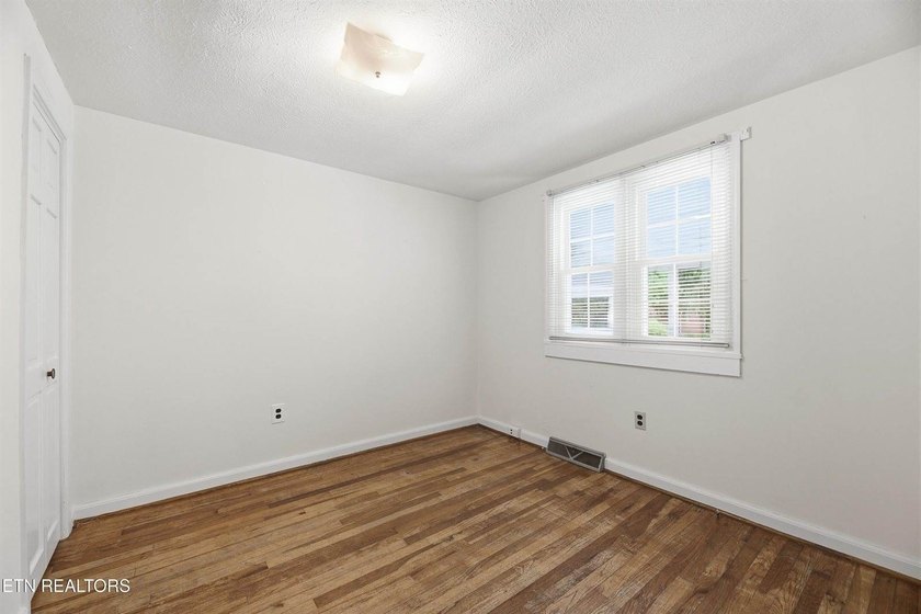 Charming 3 bedroom, 2 bath cottage-style home situated on a - photo 20