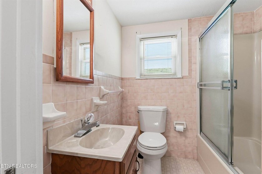 Charming 3 bedroom, 2 bath cottage-style home situated on a - photo 21