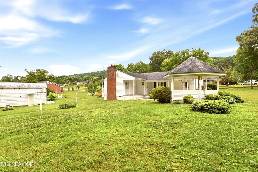 Charming 3 bedroom, 2 bath cottage-style home situated on a - photo 25