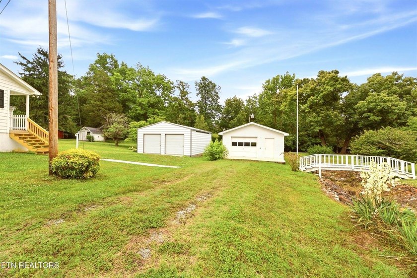 Charming 3 bedroom, 2 bath cottage-style home situated on a - photo 28