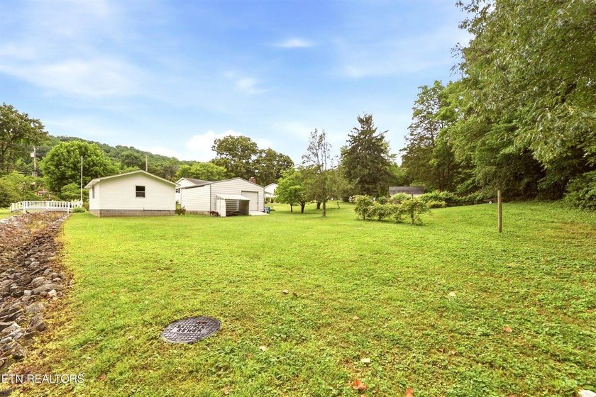 Charming 3 bedroom, 2 bath cottage-style home situated on a - photo 29
