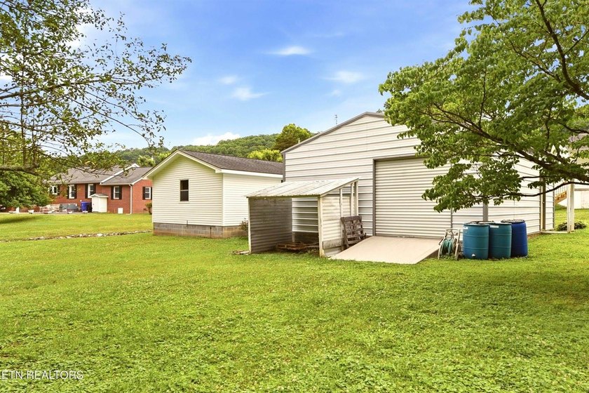 Charming 3 bedroom, 2 bath cottage-style home situated on a - photo 30