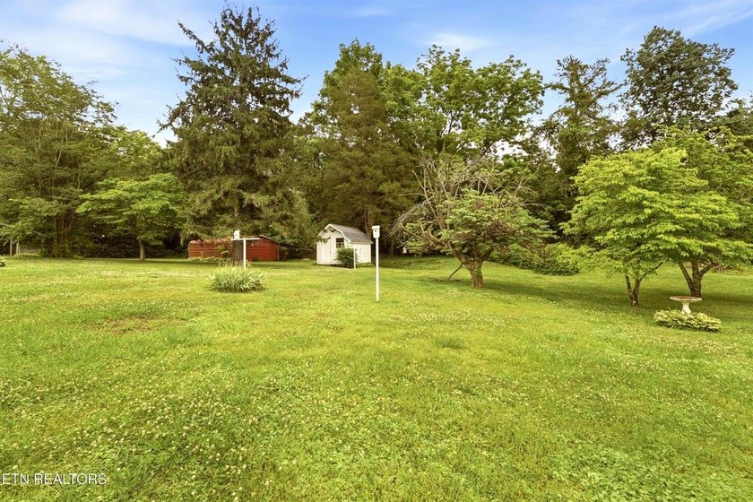Charming 3 bedroom, 2 bath cottage-style home situated on a - photo 31
