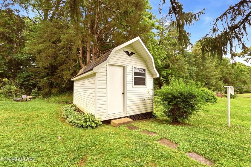 Charming 3 bedroom, 2 bath cottage-style home situated on a - photo 32