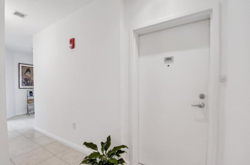 Welcome to this stylishly designed Flagler Dr. open airy one - photo 2