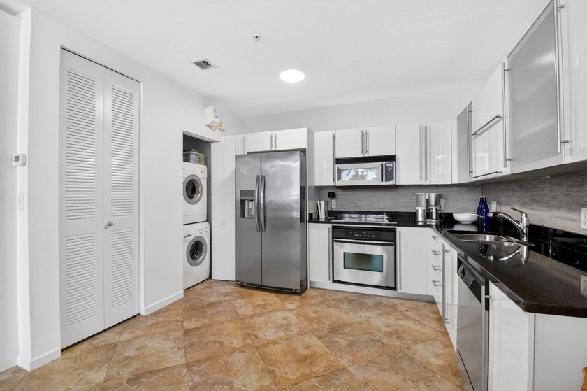 Welcome to this stylishly designed Flagler Dr. open airy one - photo 6