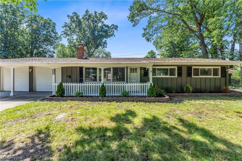 Beautifully updated and move-in ready ranch-style slab is - photo 2