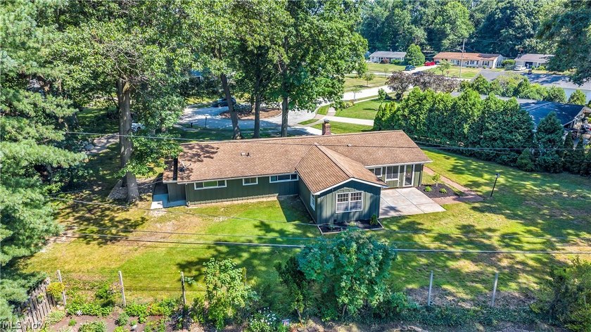 Beautifully updated and move-in ready ranch-style slab is - photo 3